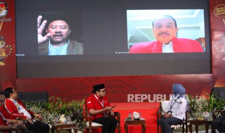 Pasangan calon gubernur dan wakil gubernur Jawa Barat (Jabar), Jeje Wiradinata dan Ronal Surapraja menyampaikan sambutan secara daring saat pendaftaran bakal calon gubernur dan wakil gubernur Jabar, di KPU jabar, Jalan Garut Kota Bandung, Kamis (29/8/2024). Pasangan calon yang diusung PDIP ini merupakan pasangan keempat di detik terakhir yang mendaftar untuk maju di Pilgub Jabar.