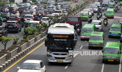 Biskita Transpakuan Bogor melintas di jalan raya Pajajaran, Kota Bogor, Jawa Barat. Penumpang Biskita Trans Pakuan Bogor terus meningkat selama dua bulan berbayar.