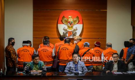 Pimpinan KPK Nurul Gufron (tengah), Juru Bicara Ali Fikri (kanan) menyampaikan konferensi pers terkait penahanan sebelas mantan anggota DPRD Sumatera Utara periode 2009-2014 dan 2014-2019 di Gedung KPK, Jakarta, Rabu (22/7). KPK menahan 11 orang tersangka yang merupakan mantan anggota DPRD Sumatera Utara  yaitu Sudirman Halawa, Rahmad Pardamean Hasibuan, Megalia, Ida Budiningsih, Syamsul Hilal, Robert Nainggolan, Ramli, Layani Sinukaban, Jamaluddin Hasibuan, dan Irwansyah Damanik terkait kasus suap dari mantan Gubernur Sumut Gatot Pujo Nugroho