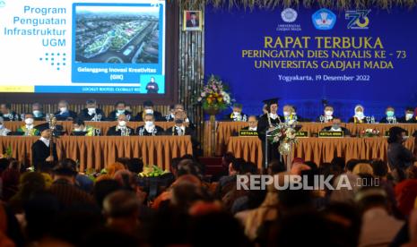 Sambutan Rektor UGM Ova Emilia saat acara Puncak Dies Natalis ke-73 Universitas Gajah Mada (UGM) di Graha Sabha Pramana, Yogyakarta, Senin (19/12/2022). Tema Dies Natalis ke-73 UGM pada tahun ini tentang Pangan Berdaulat, Generasi Sehat, Bangsa Bermartabat . Selain itu, juga diberikan anugerah Hamengku Buwono IX kepada Gubernur BI Perry Warjiyo.