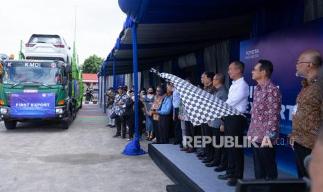 Menteri Perindustrian Agus Gumiwang Kartasasmita didampingi Duta Besar Jepang untuk Indonesia Kanasugi Kenji (kedua kanan), CEO of Asia Region and President of Toyota Motor Asia Pacific Hao Quoc Tien (keempat kanan), dan Presiden Direktur PT Toyota Motor Manufacturing Indonesia (TMMIN) Warih Andang Tjahjono (kanan) saat acara Ekspor Perdana Kendaraan Elektrifikasi Produk Lokal Toyota Indonesia dari Indonesia untuk Dunia, di Karawang Plant 3 TMMIN, Karawang, Jawa Barat, Selasa (21/2/2023). TMMIN berharap ekspor Kijang Innova Zenix akan terus meningkat.