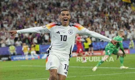 Pemain Jerman Jamal Musiala melakukan selebrasi usai berhasil mencetak gol saat bertanding melawan Denmark pada babak 16 besar EURO 2024 di Stadion Signal Iduna Park, Dortmund, Jerman, Sabtu (29/6/2024).