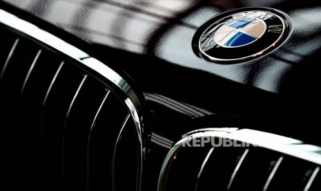 FILE - Logo pabrikan mobil Jerman BMW tergambar pada mobil BMW 7 sebelum konferensi pers pendapatan di Munich, Jerman, 21 Maret 2018. 