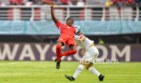 Pemain Panama U17 Juan Hall berebut bola dengan pemain Maroko pada babak penyisihan Grup A Piala Dunia U17 2023 di Stadion Gelora Bung Tomo, Surabaya, Jawa Timur, Jumat (10/11/2023).