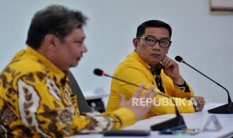 Ketua Umum Partai Golkar, Airlangga Hartarto (kiri) bersama Gubernur Jawa Barat Ridwan Kamil (kanan) saat konferensi pers di kantor DPP Partai Golkar, Jakarta Barat, Rabu (18/1/2023). Ridwan Kamil atau Kang Emil resmi bergabung dengan Partai Golkar setelah Ketua Umum Airlangga Hartarto menyerahkan kartu tanda anggota (KTA) dan jas warna kuning Partai Golkar.