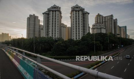 Suasana langit Jakarta dilihat dari kawasan Kemayoran, Jakarta, Kamis (18/2).  Lembaga riset regional ASEAN +3 Macroeconomic Research Office (AMRO) memproyeksikan, pertumbuhan ekonomi Indonesia akan kembali ke level lima persen pada tahun depan.