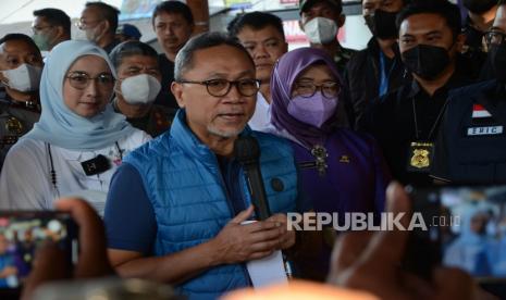 Menteri Perdagangan Zulkfli Hasan menyampaikan keterangan pers usai sidak di Pasar Kosambi, Kota Bandung, Kamis (23/6). Kedatangannya untuk memastikan bahwa stok pangan yang ada di pasar-pasar tradisonal di wilayah Jawa Barat khususnya Kota Bandung mencukupi dan tidak ada kenaikan harga.