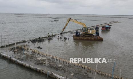 Operator alat berat escavator dari PT TRPN membongkar pagar laut dengan pengawasan Polisi Khusus Pengelolaan Pesisir dan Pulau-pulau kecil (Polsus PWP3K) Ditjen PSDKP di pesisir laut Tarumajaya, Kabupaten Bekasi, Jawa Barat, Selasa (11/2/2025). Kementerian Kelautan dan Perikanan (KKP) menyatakan pembongkaran pagar laut sepanjang 3,3 Km dilakukan secara mandiri oleh PT TRPN  yang merupakan bagian dari tindak lanjut sanksi administratif atas pelanggaran pemanfaatan ruang laut dan reklamasi tanpa izin. 