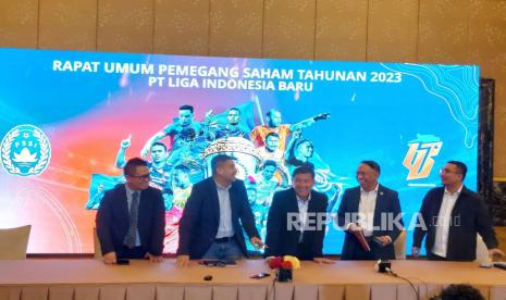 (Kiri-kanan) Direktur Operasional PT Liga Indonesia Baru (LIB) Asep Saputra, Direktur PT LIB Munafri Arifuddin, Direktur Utama PT LIB Ferry Paulus, Komisaris Utama PT LIB Zainudin Amali, Komisaris PT LIB Sadikin Aksa usai menggelar Rapat Umum Pemegang Saham (RUPS) di Hotel Mulia, Jakarta, Selasa (20/6/2023).