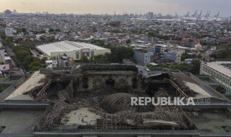 Foto udara atap Masjid Jakarta Islamic Center (JIC) yang hancur pacakebakaran di Jakarta Utara, Kamis (20/10/2022). Kebakaran yang terjadi pada Rabu (19/10) masih dalam pemeriksaan Pusat Laboratorium Forensik Markas Besar Polri dan saat ini aktifitas ibadah dialihkan ke gedung JIC Convention Hall yang berada di sebelah bangunan utama Masjid. ANTARA FOTO/Fakhri Hermansyah/nym.