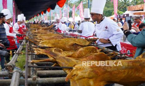 Pelaksanaan PHRI Garut Wisata Explore 2023 yang dilaksanakan di Jalan Ibrahim Adjie, Kecamatan Tarogong Kaler, Kabupaten Garut, Sabtu (6/5/2023). Dalam kegiatan itu, disajikan sebanyak 210 domba guling.