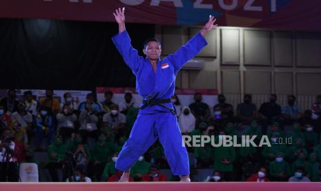 Judoka Jawa Barat Toni Irawan (kanan) berselebrasi usai menang melawan judoka Sulawesi Selatan Aditya Wahyudi (kiri) dalam babak final nomor 60 kilogram putra cabang judo Pekan Olah Raga Nasional (PON) XX Papua di Graha Eme Neme Yauware, Timika, Kabupaten Mimika, Rabu (29/9/2021). Toni menang dalam pertandingan itu sekaligus meraih medali emas, sementara Aditya meraih medali perak. 