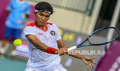 Petenis Indonesia Muhammad Rifqi Fitriadi mengembalikan bola ke arah lawannya petenis Vietnam Hoang Nam Ly pada pertandingan babak final tenis tunggal putra SEA Games 2023 di Tennis Arena, Morodok Techo National Stadium, Phnom Penh, Kamboja, Ahad (14/5/2023). Muhammad Rifqi Fitriadi  berhasil meraih medali emas usai mengalahkan petenis Vietnam dengan skor 6-4, 6-1.  