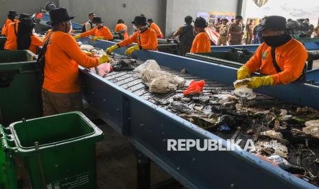 Sejumlah pekerja memilah sampah menggunakan mesin pengelola sampah Refused Derived Fuel (RDF) di TPA Rawa Kucing, Kota Tangerang, Banten, Senin (9/12/2024). Pemerintah Kota Tangerang mulai mengoperasikan mesin pengolahan sampah berbasis teknologi RDF yang dapat mengelola empat ton sampah per jam menjadi pupuk kompos dan bahan bakar alternatif. 