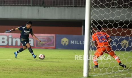 Penyerang Persib Ferdinand Sinaga menembak bola ke gawang Persiraja pada pertandingan lanjutan Piala Menpora 2021 di Stadion Maguwoharjo, Sleman, Yogyakarta, Jumat (2/4). Persib berhasil mengalahkan Persiraja 2-1. Dengan hasil ini Persib memuncaki grup D, melaju ke babak selanjutnya bersama Bali United.