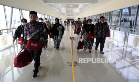 Para jamaah umrah berjalan di garbarata menuju ke pesawat (Foto: ilustrasi)