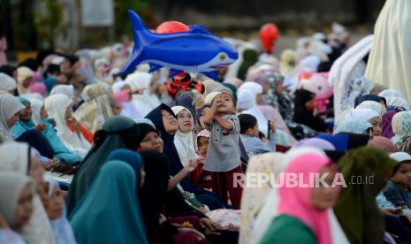 Umat muslim mengikuti shalat Idul Adha.