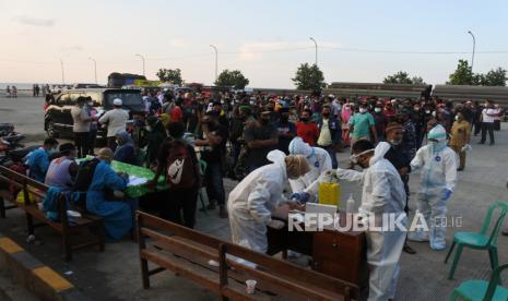 Warga antre tes Antigen saat turun kapal feri dari Sumenep di Pelabuhan Jangkar, Situbondo, Jawa Timur, Senin (7/6/2021). Petugas gabungan melakukan tes Antigen untuk warga Pulau Madura yang akan masuk Pulau Jawa  menyusul terjadinya lonjakan kasus di Madura dan untuk mengantisipasi penyebaran COVID-19. 