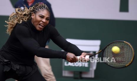 Serena Williams maju ke putaran tiga setelah mengalahkan Nina Stojanovic.