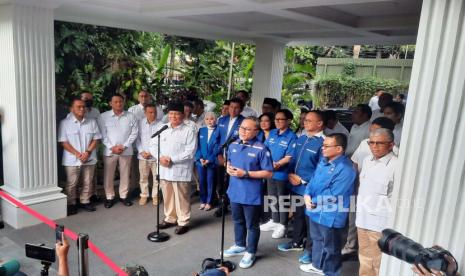 Ketua Umum Partai Gerindra Prabowo Subianto menggelar konferensi pers bersama Ketua Umum PAN Zulkifli Hasan di kediamannya, Kertanegara, Jakarta Selatan, Sabtu (8/4/2023).