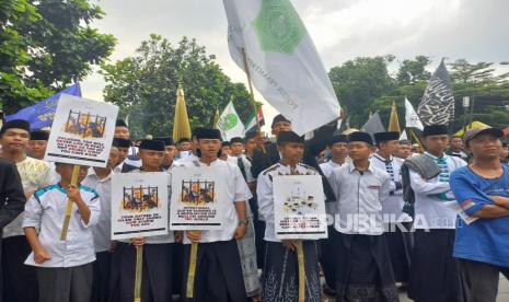 Massa melakukan aksi mengecam insiden pembakaran Alquran di Swedia, di Taman Kota Tasikmalaya, Jumat (27/1/2023).