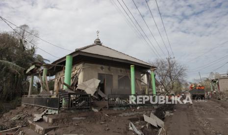 Kondisi masjid yang rusak di Dusun Kajar Kuning, Desa Sumberwuluh, Lumajang, Jawa Timur. Palang Merah Indonesia (PMI) mengerahkan sejumlah personelnya untuk membantu pemulihan fasilitas umum seperti tempat ibadah di Kabupaten Lumajang, Jawa Timur, yang terdampak erupsi dan awan panas guguran (APG) Gunung Semeru.