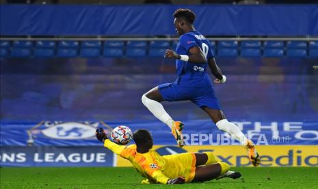  Pemain Chelsea Tammy Abraham (atas) mencetak keunggulan 3-0 melawan kiper Rennes Alfred Gomis (bawah) selama pertandingan sepak bola grup E Liga Champions UEFA antara Chelsea FC dan Stade Rennes di London, Inggris, 04 November 2020.