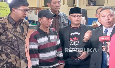 Kartini dan Rudi Irawan orang tua Pegi Setiawan, puluhan pengacara dan simpatisan berada di Pengadilan Negeri Bandung untuk mengikuti sidang praperadilan gugatan tersangka Pegi Setiawan, Senin (1/7/2024). 