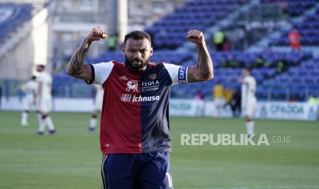 Joao Pedro dari Cagliari melakukan selebrasi setelah mencetak gol dalam pertandingan sepak bola Serie A antara Cagliari dan Roma, di Sardegna Arena di Cagliari, Italia, Minggu, 25 April 2021. 