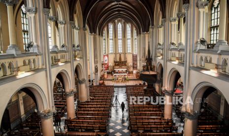 Pekerja berada di area gereja saat persiapan jelang ibadah Natal, di Gereja Katedral, Jakarta, Rabu (23/12/2020). Gereja Katedral Jakarta akan menggelar misa malam Natal dan misa Natal 2020 dengan membatasi umat yang hadir untuk beribadah sebanyak 20 persen dari kapasitas gereja. 