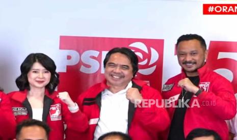 Ketua Umum Partai Solidaritas Indonesia (PSI), Giring Ganesha memasangkan jaket partainya kepada pegiat media sosial Ade Armando di Kantor DPP PSI, Jakarta, Selasa (11/4/2023). Ade resmi bergabung dengan PSI.  