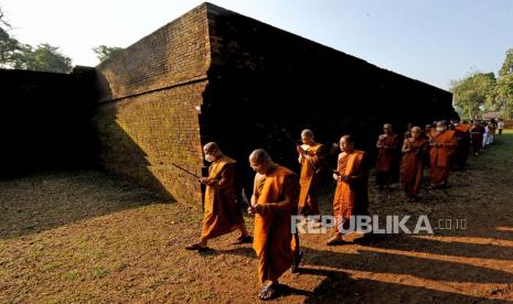 Beberapa Banthe melakukan pradaksina saat perayaan bersama Waisak 2566 BE/2022 di Candi Kedaton, Kawasan Cagar Budaya Nasional (KCBN), Muarojambi, Jambi, (ilustrasi). Sementara itu pada Ahad (18/9/2022), sebanyak lima biksu atau pendeta Buddha asal Bhutan mengunjungi Candi Muaro Jambi di Provinsi Jambi.