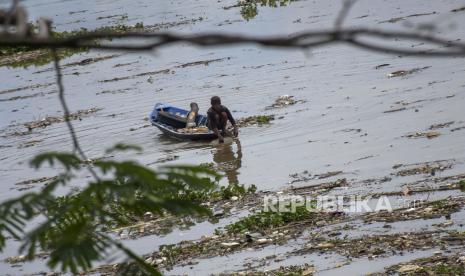 Sampah plastik di sungai memungkinkan patogen berbahaya untuk berpindah ke hilirnya./ilustrasi 