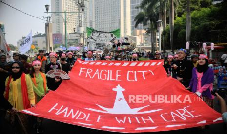 Sejumlah massa aksi dari berbagai elemen saat melaksanakan unjuk rasa di kawasan Bundaran HI, Jakarta, Ahad (4/6/2023). Aksi bertepatan dalam rangka hari lingkungan hidup sedunia tersebut menuntut pemerintah untuk segera mengambil tindakan terkait permasalahan krisis iklim di Indonesia.