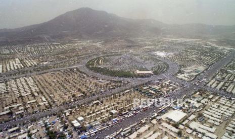 Jutaan jamaah haji seluruh dunia mulai berkumpul di padang Arafah  (10/05/1995). Mereka melaksanakan Wukuf sebagai puncak pelaksanaan ibadah haji .Foto: BAkhtiar Phada/Republika