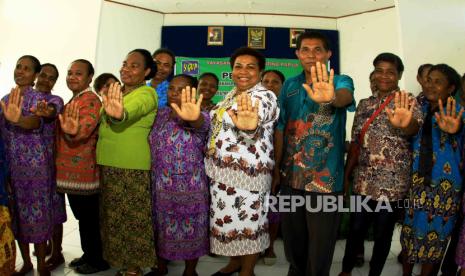 Sejumlah ibu rumah tangga di kawasan perbatasan RI-PNG yang tergabung dalam Gerakan Perempuan Anti Miras dan Narkoba didampingi Kepala Pemberdayaan Perempuan Perlindungan Anak Papua Anike Rawar (tengah) memberi isyarat menolak miras dan narkoba di Papua, Kamis (3/12). Wadah tersebut digagas untuk menekan angka kematian Ibu dan Anak di Kota Jayapura, Papua. ANTARA FOTO/Indrayadi TH/nz/15..