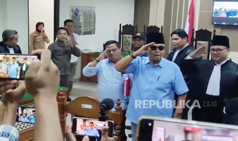 Pimpinan Ma’had Al-Zaytun Indramayu, Panji Gumilang, memberikan salam hormat dan mengacungkan dua jari sesaat sebelum meninggalkan ruang sidang PN Indramayu, Kamis (22/2/2024). Dalam sidang hari ini, Panji Gumilang dituntut hukuman 1 tahun dan 6 bulan penjara. 