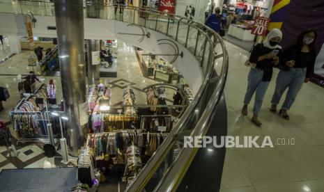 Pengunjung  berjalan di salah satu simulasi uji coba vaksinasi COVID-19, Jawa Barat, Kamis (7/1/2021). Pusat perbelanjaan menjadi salah satu sektor yang akan dilakukan penerapan pengetatan pembatasan pergerakan di Pulau Jawa-Bali oleh Pemerintah Indonesia dengan mengurangi jam operasional hanya sampai pukul 19.00 WIB guna antisipasi lonjakan kasus COVID-19.