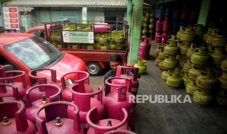 Pekerja menata tabung gas elpiji di salah satu agen, Senin (11/7/2022) (ilustrasi).