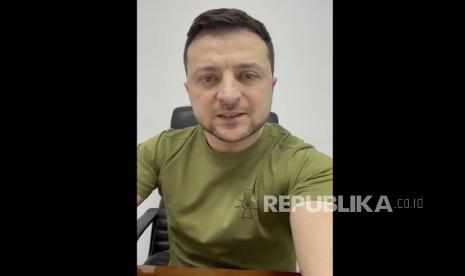 Presiden Ukraina Volodymyr Zelenskyy berbicara dari Kyiv dalam video yang tayang di akun Twitter-nya. Foto Zelenskyy dengan baju kaos hijaunya disablon di bantal oleh desainer asal Ceska. Hasil penjualan bantal itu disalurkan untuk membantu Ukraina. 