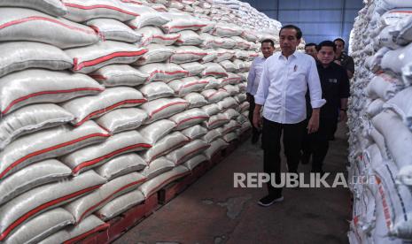 Presiden Joko Widodo (depan) didampingi Menteri BUMN Erick Thohir (belakang kanan) dan Dirut Perum Bulog Budi Waseso (belakang kiri) meninjau ketersediaan beras di Gudang Bulog Dramaga, Kabupaten Bogor, Jawa Barat, Senin (11/9/2023). Presiden Jokowi meminjau persediaan beras dan proses penyaluran bantuan pangan cadangan beras pemerintah kepada keluarga penerima manfaat. 