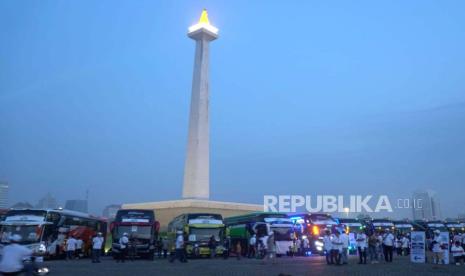 PT Hotel Indonesia Natour (HIN) memberangkatkan pemudik dalam program Mudik Asyik Bersama BUMN 2024 di Silang Monas, Jakarta, Jumat (5/4/2024).