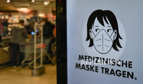 Tanda menginformasikan pengunjung tentang masker wajib di supermarket di Munich, Jerman, 19 November 2021. Organisasi Kesehatan Dunia (WHO) memperkirakan, jumlah total kematian akibat Covid-19 di Eropa bisa mencapai 2,2 juta pada musim dingin. 