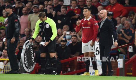 Cristiano Ronaldo dari Manchester United dan pelatih timnya, Erik Ten Hag.