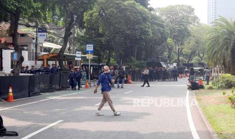 Jalan Imam Bonjol, Jakarta Pusat, persisnya di depan Kantor KPU RI, ditutup jelang acara debat capres, Selasa (12/12/2023). 