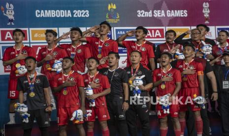 Pesepak bola Timnas Indonesia U-22 menyanyikan lagu Indonesia Raya usai meraih medali emas SEA Games 2023 di National Olympic Stadium, Phnom Penh, Kamboja, Selasa (16/5/2023). Formappi sebut caleg tidak pantas untuk memanfaatkan kemenangan Timnas untuk kampanye.