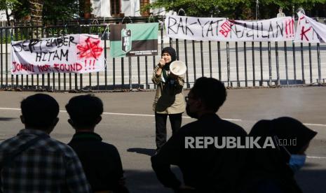 Puluhan mahasiswa yang tergabung dalam Himpunan Mahasiswa Islam (HMI) Cabang Bandung menggelar aksi di depan Gedung Sate, Jalan Diponegoro, Kota Bandung, Jumat (3/9). Aksi tersebut di antaranya menuntut segera pulihkan ekonomi rakyat, bongkar mafia kesehatan dan penuhi hak tenaga kesehatan dan petugas Tempat pemakaman Umum (TPU) serta menuntut transparasi data korban dan alokasi anggaran Covid-19.