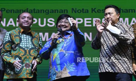 Menteri Lingkungan Hidup dan Kehutanan Siti Nurbaya Bakar (tengah) berbincang dengan Sekretaris Jenderal KLHK Bambang Hendroyono (kiri) dan Presiden Direktur PT Adaro Energy Indonesia Tbk Garibaldi Thohir (kanan) usai penandatanganan nota kesepahaman (MoU) untuk membangun pusat persemaian di Jakarta, Kamis (4/8/2022). Realisasi produksi batubara PT Adaro Energy Indonesia Tbk pada semester pertama tahun ini mencapai 28,01 juta ton.