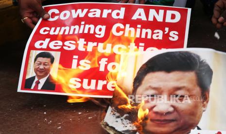 Anggota Kongres Pemuda dan aktivis meneriakkan slogan-slogan ketika mereka melakukan protes terhadap China, membakar poster-poster Presiden Cina Xi Jinping, di Bangalore, India, Selasa (17 /6/2020). Menurut laporan media, Setidaknya 20 tentara India tewas dalam Himalaya yang disengketakan. daerah perbatasan, dalam pertempuran fatal dengan tentara Cina di wilayah Lembah Galwan di Ladakh timur