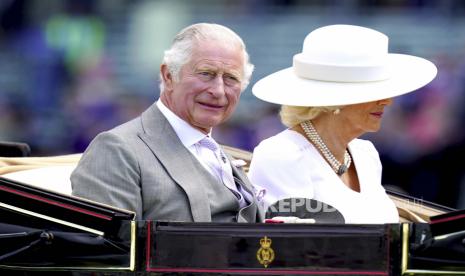 Pangeran Charles Inggris dan Camilla, Duchess of Cornwall, tiba dengan kereta pada hari kedua pertemuan pacuan kuda Royal Ascot, di Ascot Racecourse, di Ascot, Inggris, Rabu, 15 Juni 2022. Sepak Terjang Pangeran Charles, Raja Inggris Baru